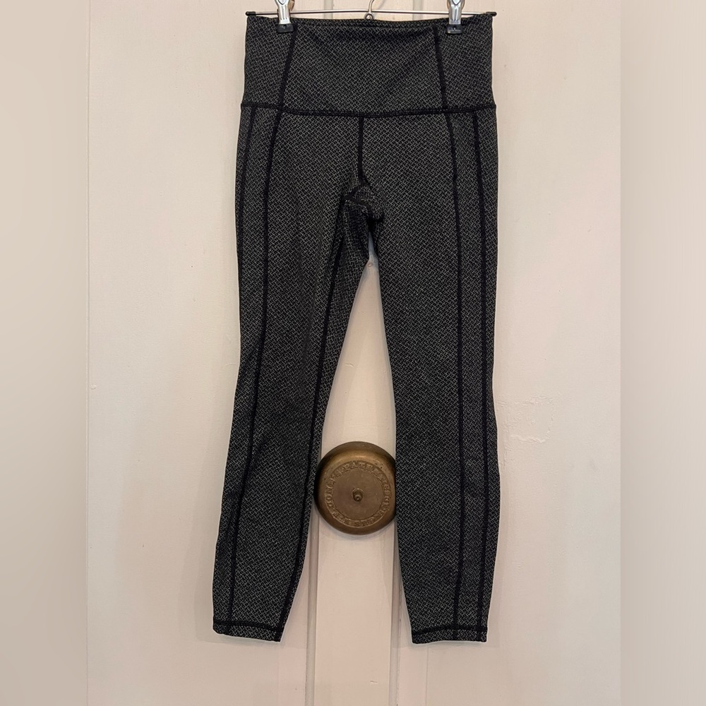 Athleta Women's XS Gray Black Printed Low Rise Capri Leggings